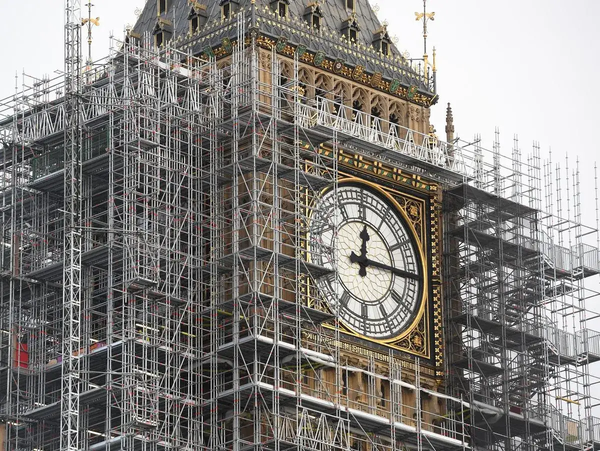 Ger&uuml;st um Big Ben, der ber&uuml;hmte Glockenschlag wartet auf seine Wiederbelebung.