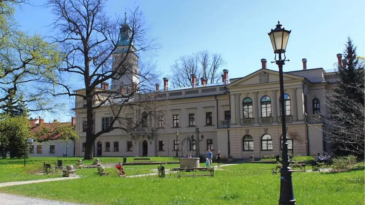 Żywiec: Pałac Habsburgów zaprasza na zwiedzanie. Piękny park i zabytkowa architektura tworzą idealne miejsce na spacer.
