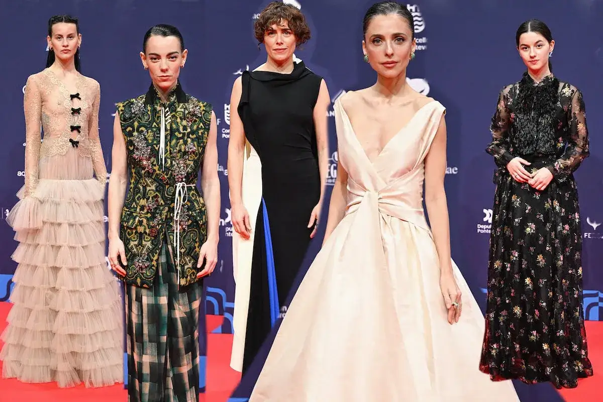 Cinco mujeres posan en la alfombra roja de los premios Feroz. Vestidos elegantes y dise&ntilde;os audaces brillan en la noche.