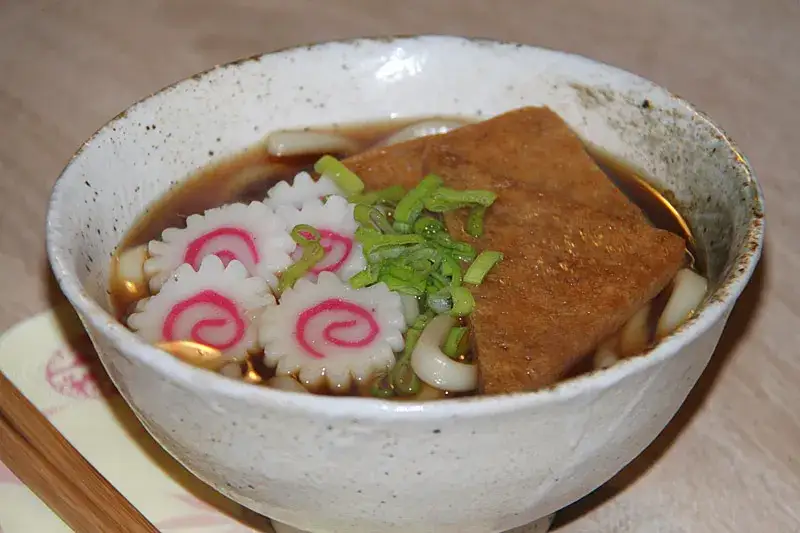 Kitsune Udon mit Aburaage und Frühlingszwiebeln
