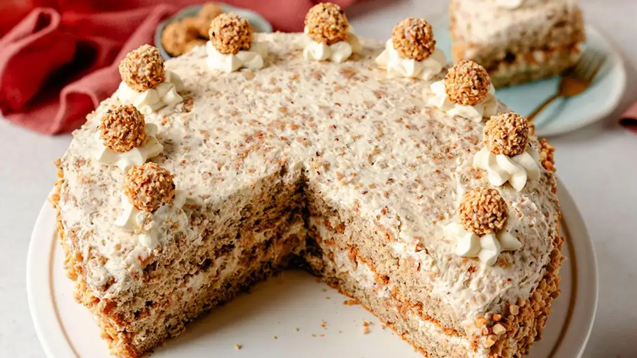 Eine k&ouml;stliche Giotto Torte, verziert mit Sahnetuffs und Haselnusskugeln, l&auml;dt zum Genie&szlig;en ein.