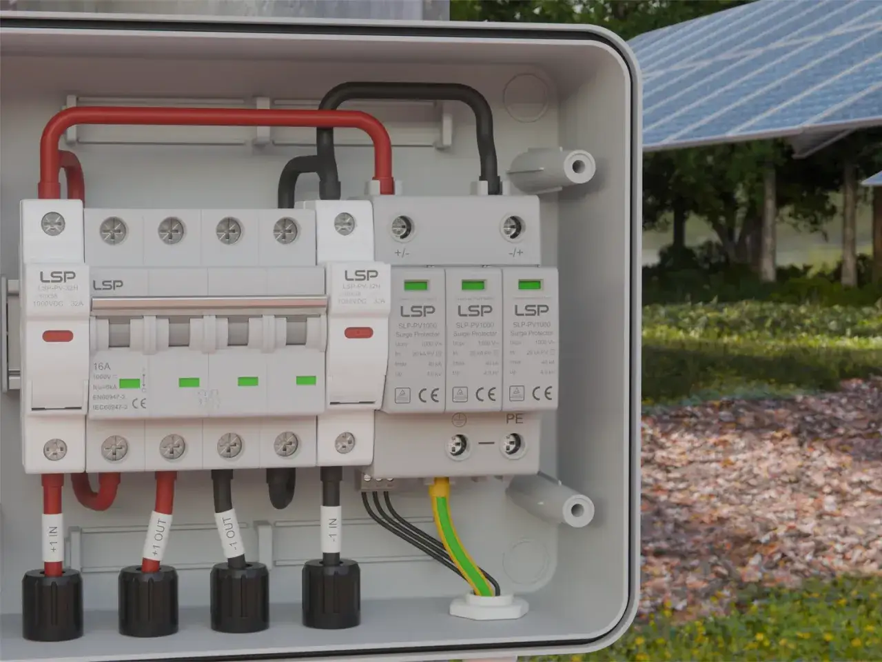 Zabezpieczenie przeciwprzepięciowe w skrzynce przy panelach fotowoltaicznych. Chroni instalację przed nagłymi skokami napięcia.