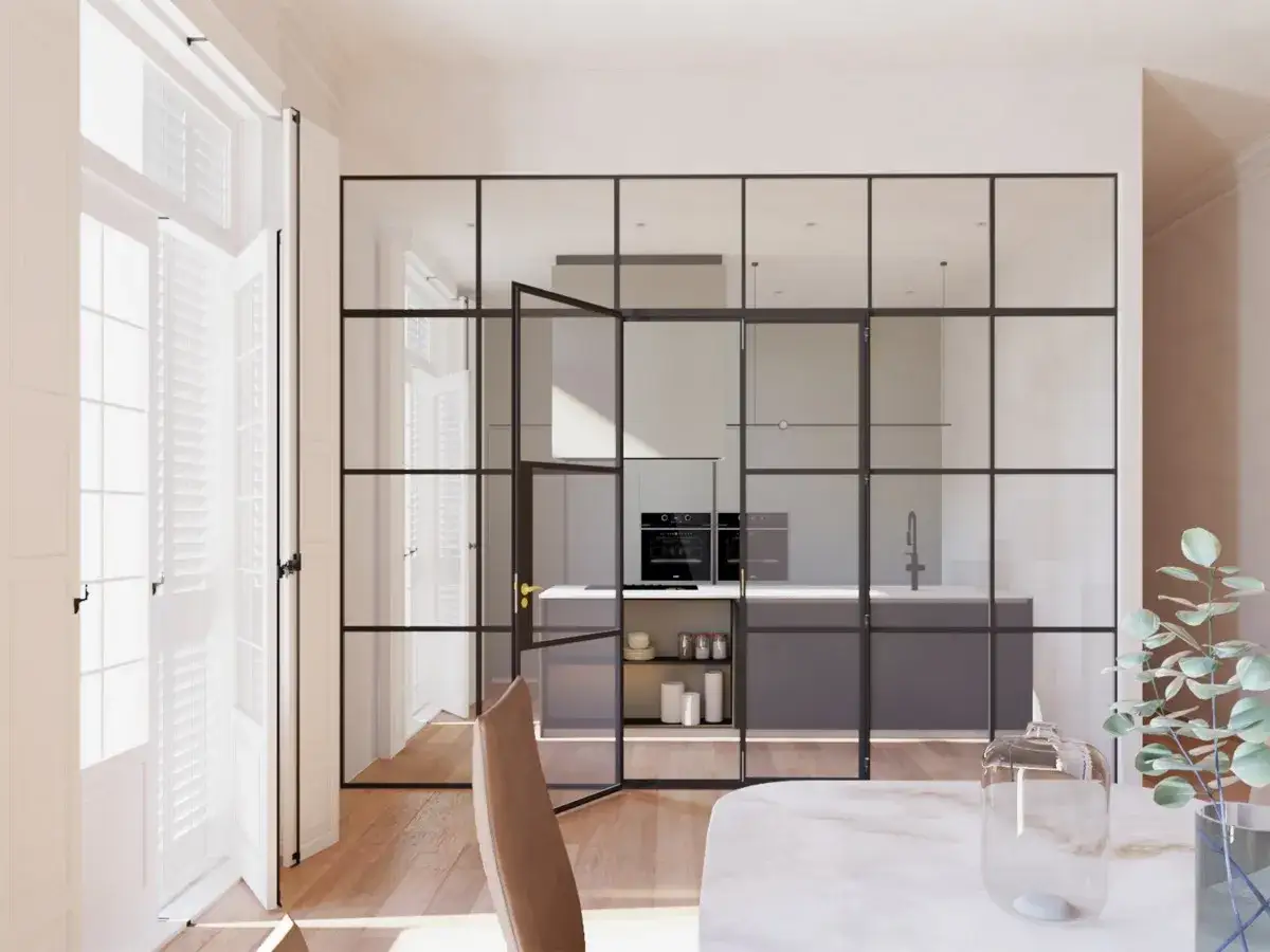 Elegantes tipos de cerramientos interiores de cristal y metal negro separan la cocina moderna del comedor.