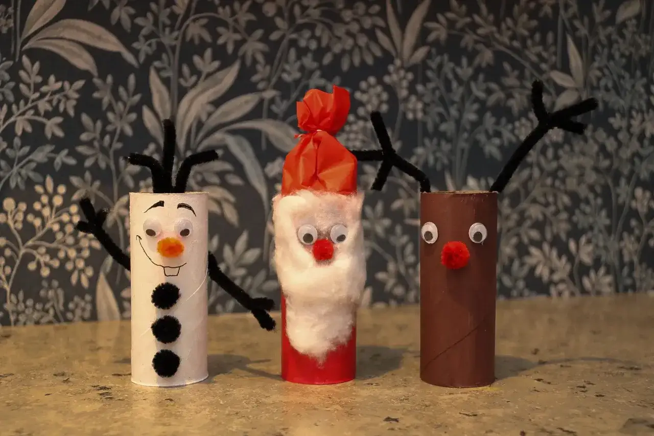 Tre gulliga tomtar av toarullar: en sn&ouml;gubbe, tomten och ett ren. Perfekt pyssel f&ouml;r julen!