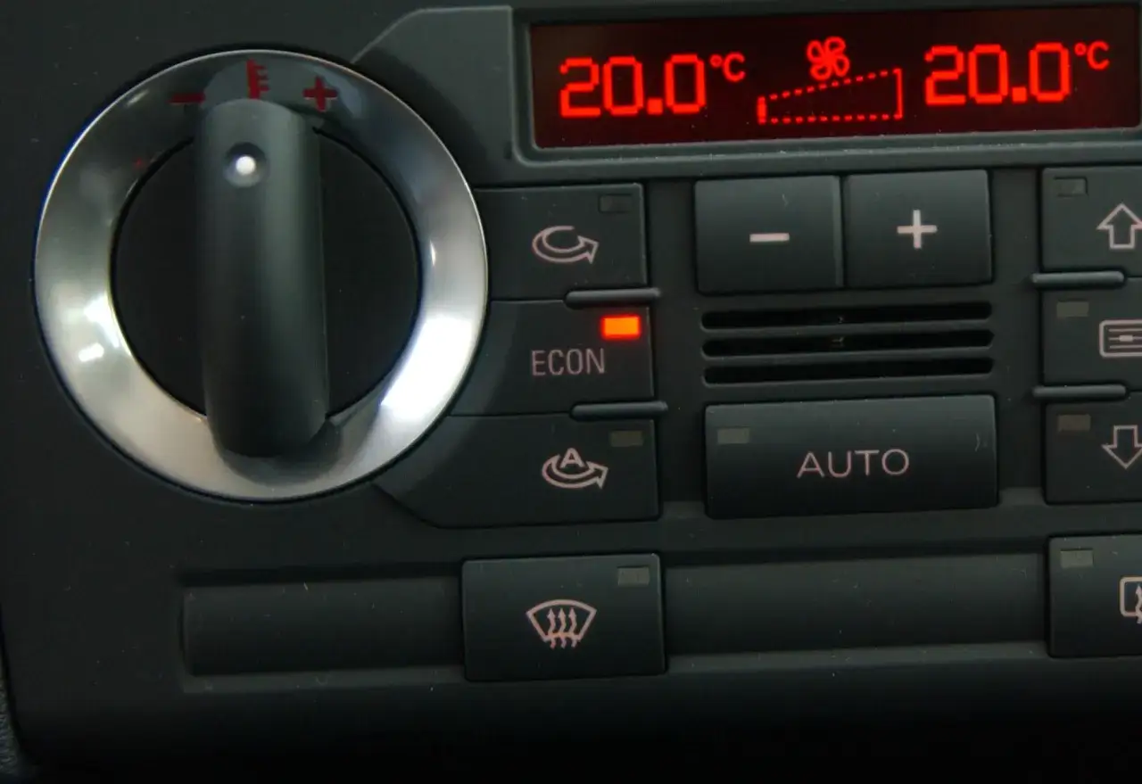 Panel klimatyzacji z podświetlanym przyciskiem ECON. Czy to tryb ekonomiczny? Temperatura 20 stopni Celsjusza.