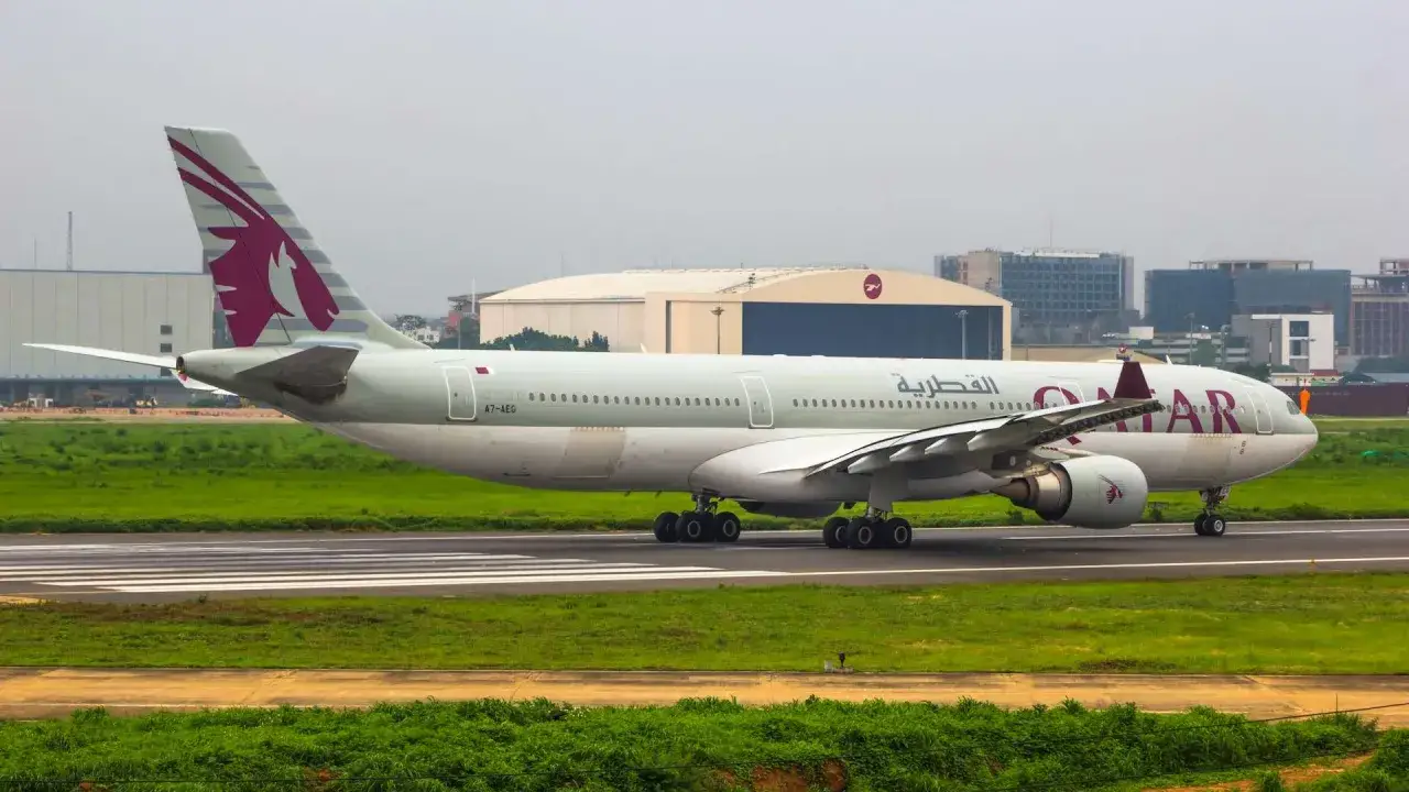 Samolot Qatar Airways na pasie startowym, gotowy do lotu. Pasażerowie mogą zabrać sw&oacute;j bagaż podręczny na pokład.