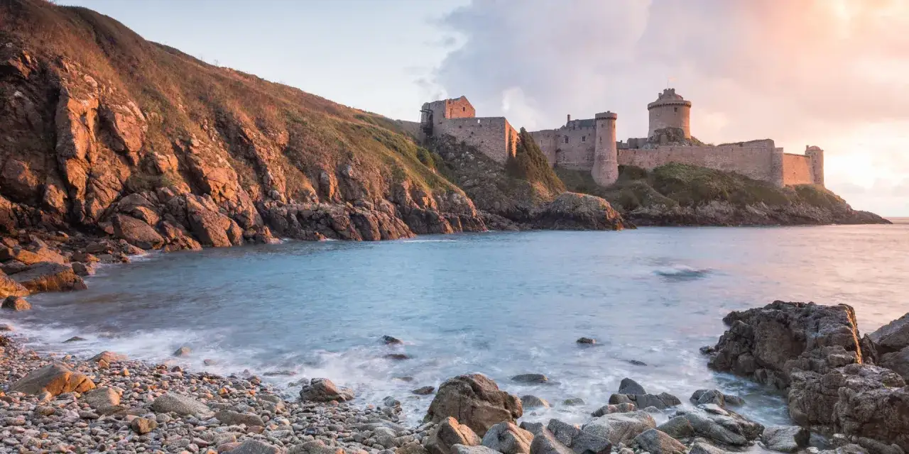 Le Fort La Latte, un château médiéval, se dresse sur une falaise bretonne. Idéal pour savoir que faire au Cap Fréhel, ce site offre des vues spectaculaires.
