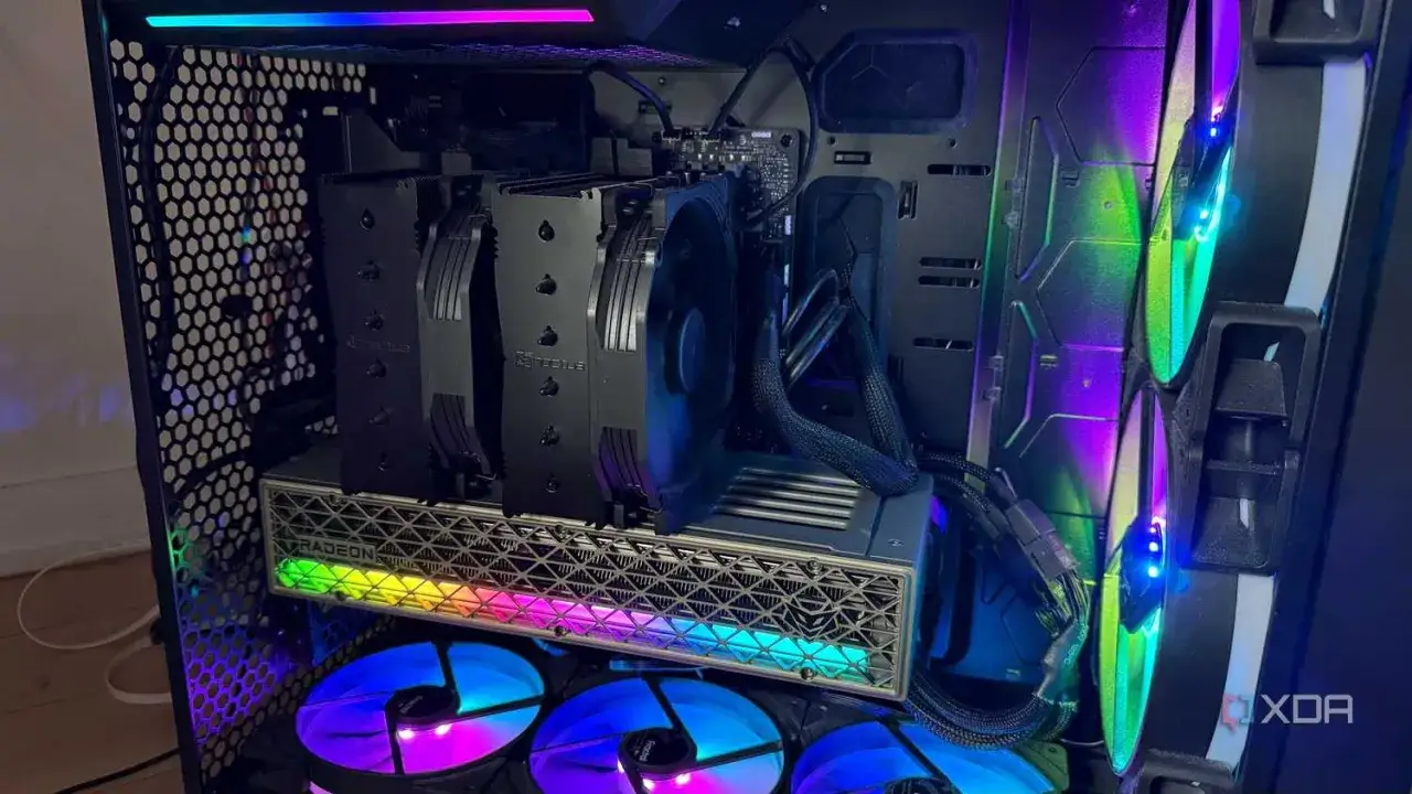 Int&eacute;rieur d'un PC gaming avec carte graphique Radeon et ventilateurs RGB. La compatibilit&eacute; processeur carte graphique est assur&eacute;e par ce montage puissant.