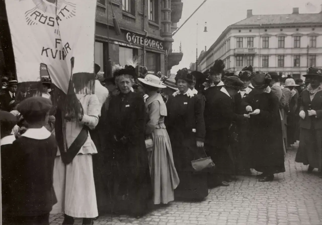 Kobiety w historycznych strojach, z transparentem