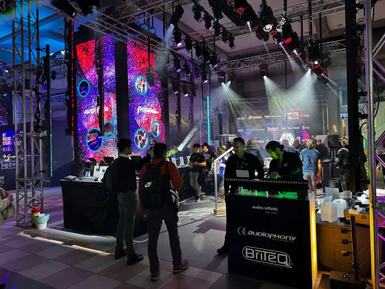 Fiera tecnologica con schermi led luminosi e attrezzature audio. Un evento mir Rimini per professionisti del settore.