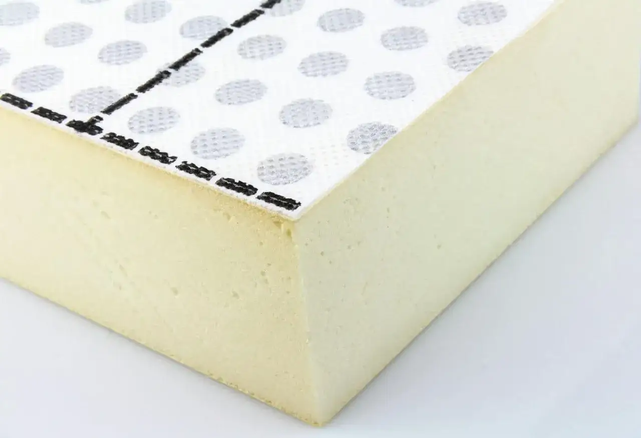Cięcie materiału z pianki PU, z widoczną strukturą i białym materiałem z kropkami.