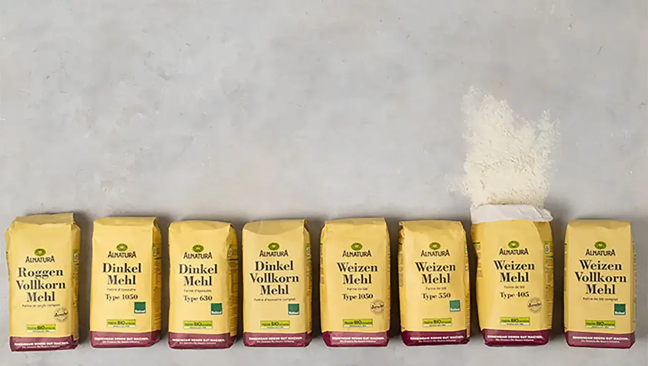 Reihe von Alnatura Mehltüten: Roggen, Dinkel (auch Vollkorn) und Weizen. Achtung: ist Dinkelmehl glutenfrei? Nein, Dinkel enthält Gluten.