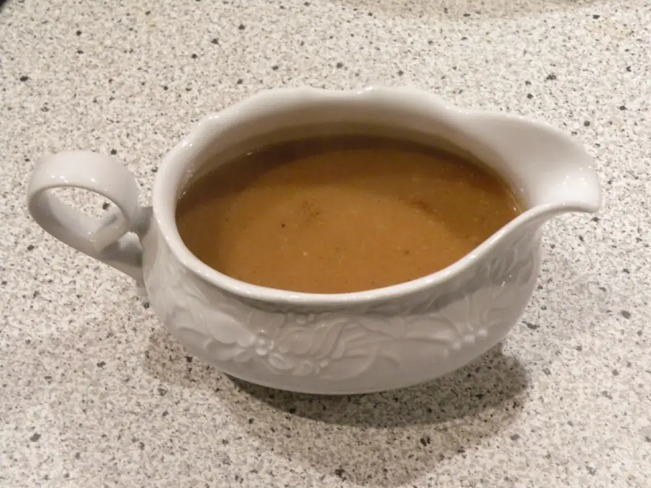 En vit såssnipa med en mustig brunsås, perfekt för ett klassiskt brunsås recept.