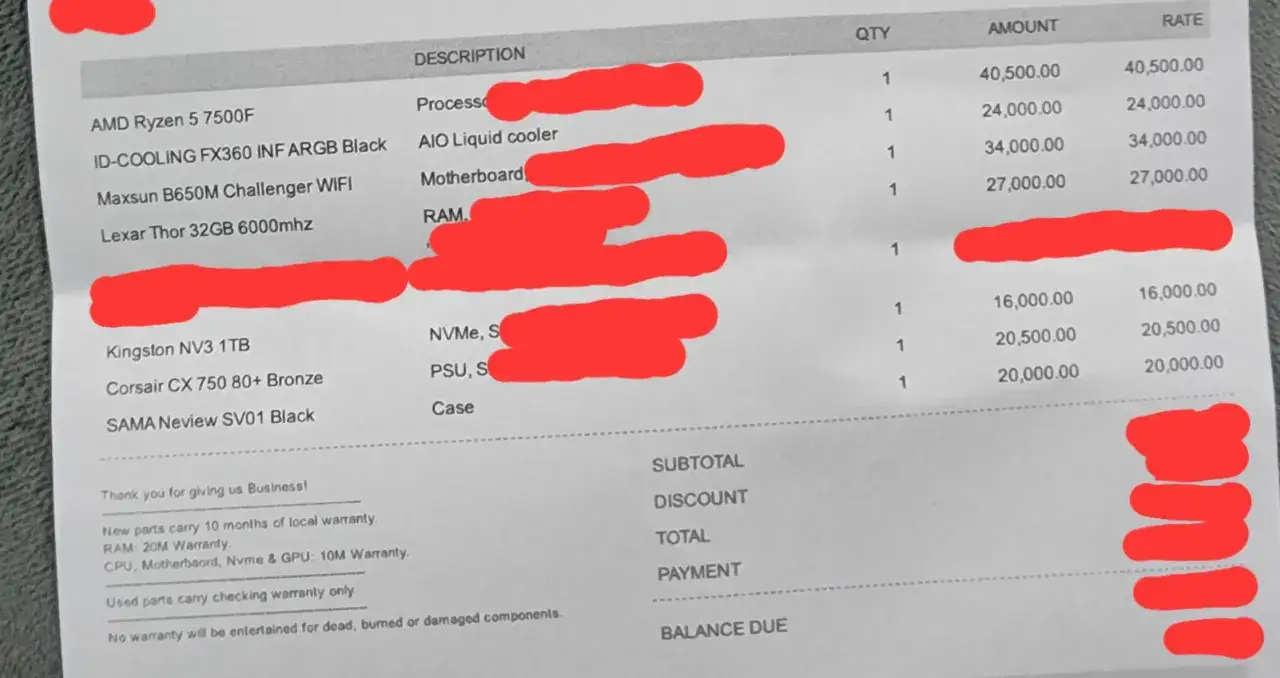 Paragon z częściami komputerowymi, w tym procesory Ryzen 5 7500F, chłodzenie, płytę gł&oacute;wną, RAM, dysk NVMe, zasilacz i obudowę.