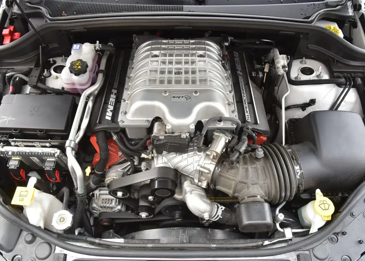 Potężny silnik 5.7 Hemi z kompresorem, gotowy do dostarczenia niesamowitej mocy.