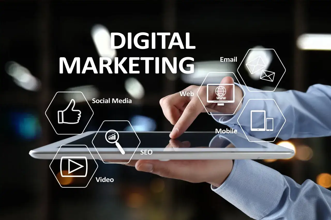 Un professionista interagisce con icone di digital marketing (social media, SEO, video, web, email, mobile) su un tablet, mostrando le opportunit&agrave; di lavoro nelle scienze della comunicazione.