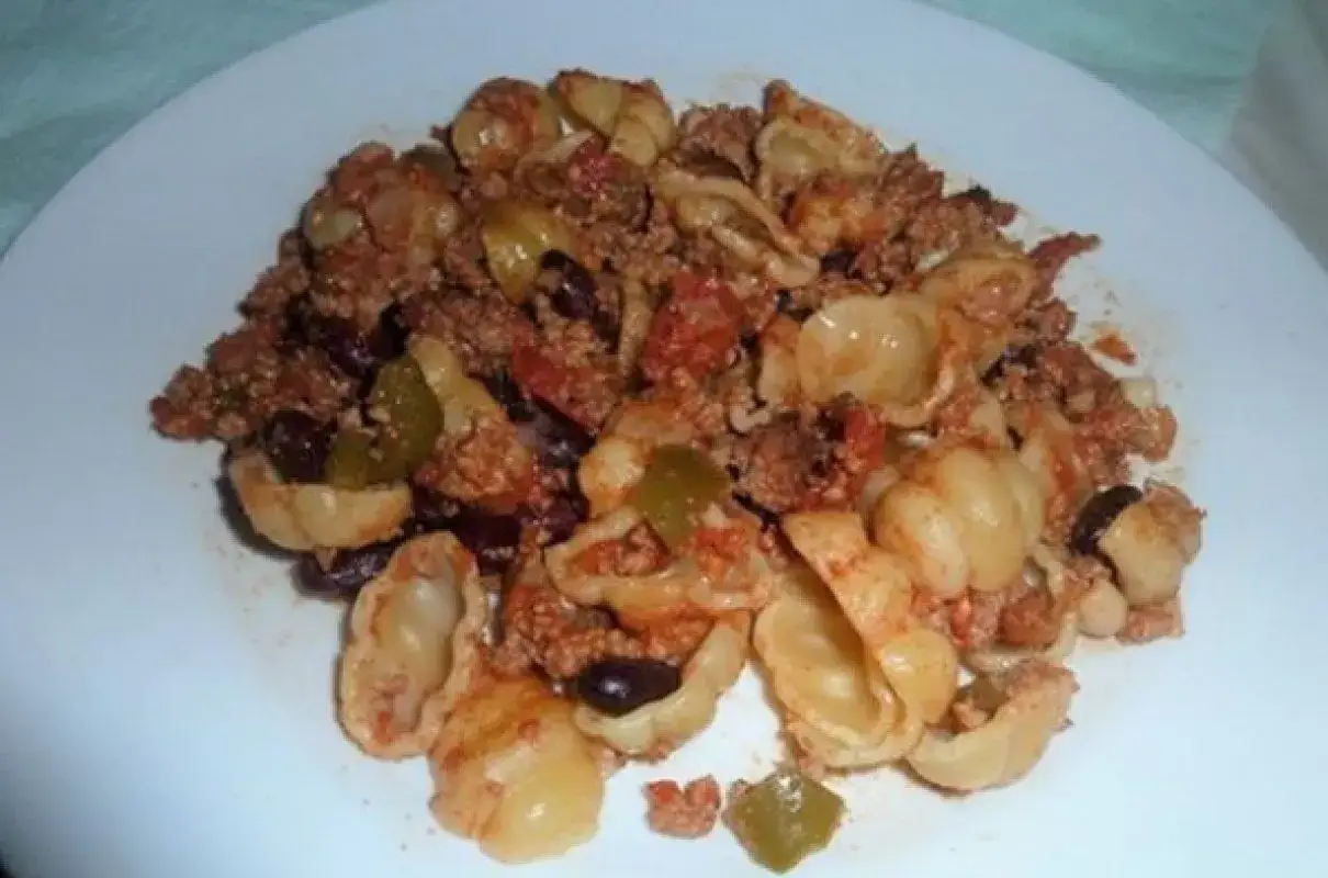 Makaron z sosem bolognese z mięsa mielonego wieprzowego, fasolą i papryką. Pyszny pomysł, co można zrobić z mięsa mielonego wieprzowego.