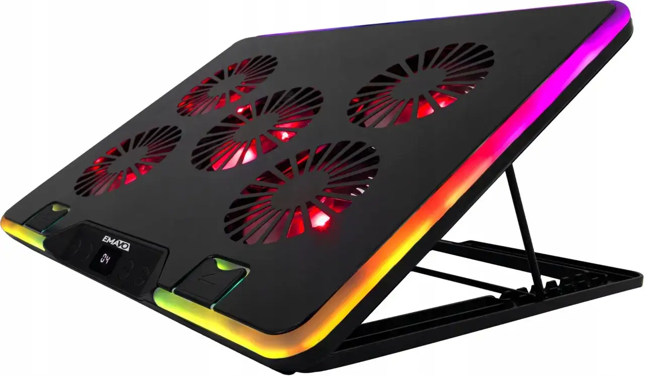 Czarna podkładka pod laptopa z pięcioma czerwonymi wentylatorami i kolorowym podświetleniem RGB. Posiada cyfrowy wyświetlacz i regulowane nóżki.