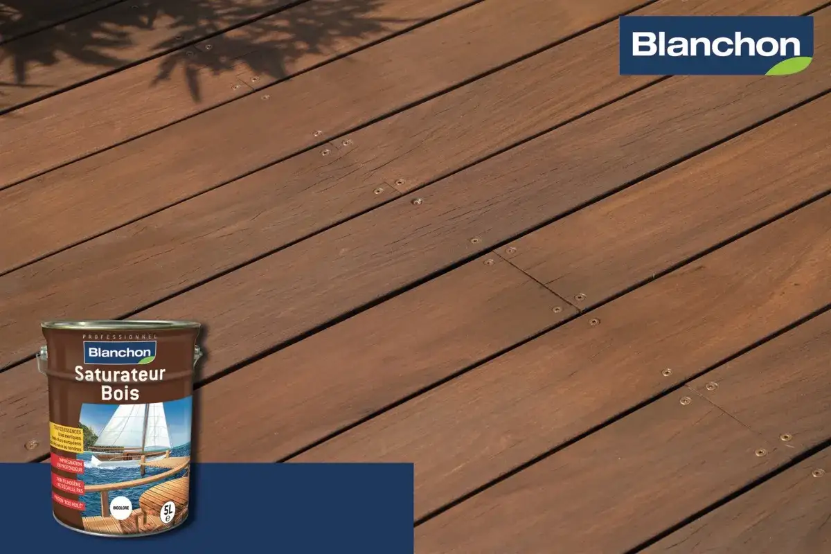 Bo&icirc;te de Blanchon Saturateur Bois, pour prot&eacute;ger et embellir votre terrasse en bois.
