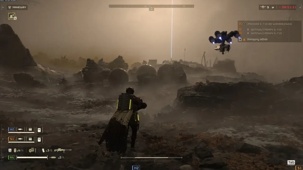 Gracz w grze survivalowej, przygotowuje się do akcji. To jedna z najlepszych gier multiplayer, gdzie liczy się współpraca.