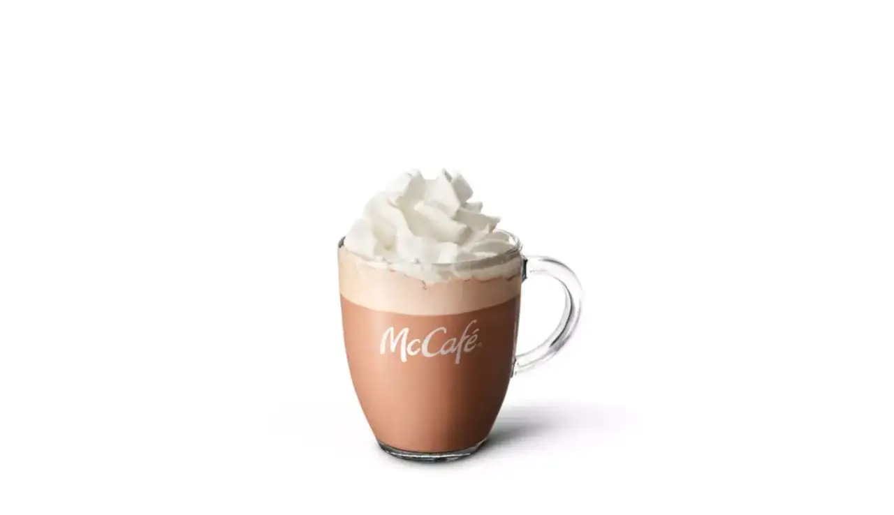 En McCaf&eacute;-mugg med en gener&ouml;s klick vispgr&auml;dde p&aring; en kr&auml;mig varm choklad. Perfekt f&ouml;r en mysig stund.