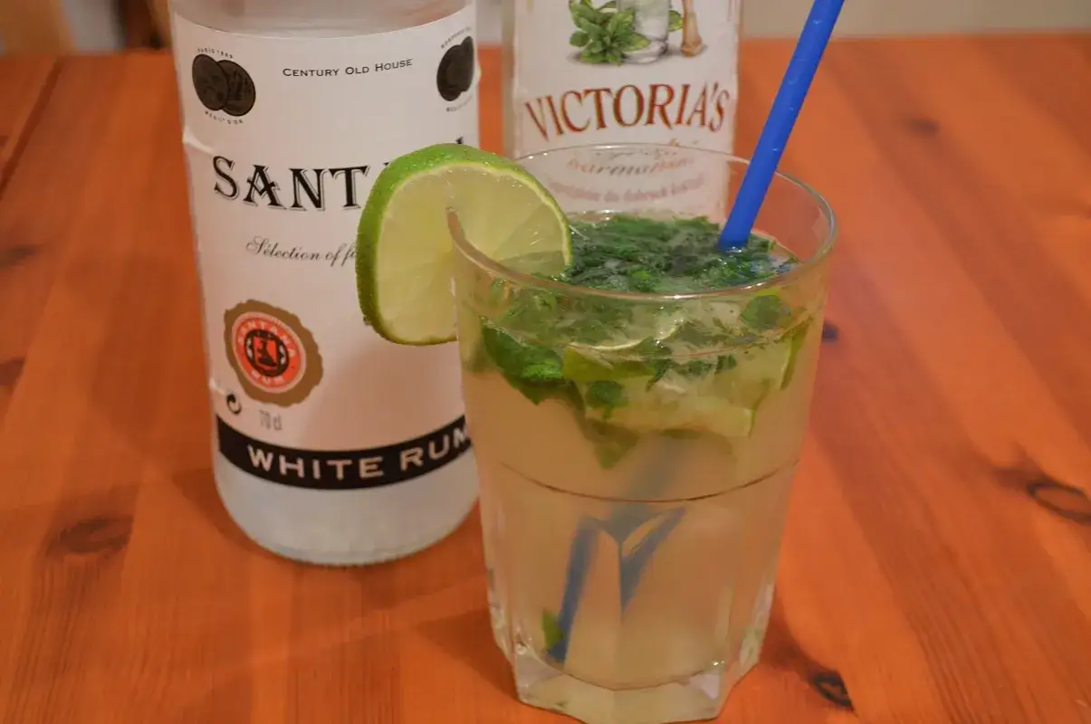 Jaki alkohol do mojito? Na zdjęciu biały rum, idealny do orzeźwiającego drinka z miętą i limonką.