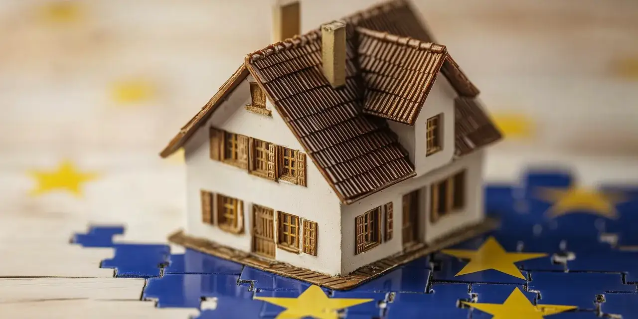 Model domu na puzzlach z flagą UE. Od września 2026 r. platformy takie jak Booking będą blokować oferty bez numeru.