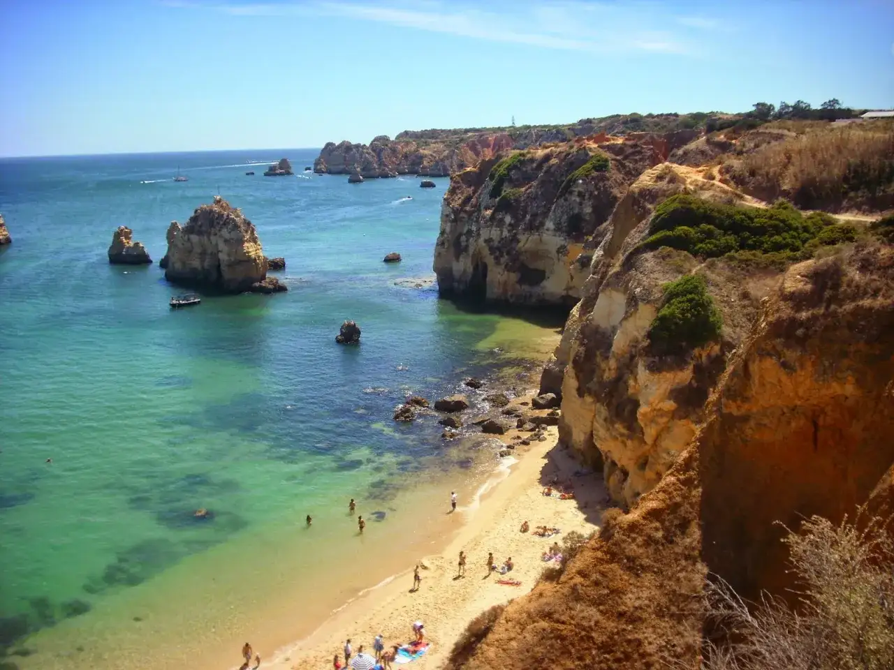 Piękne klify i plaża nad turkusowym morzem. Czy Portugalia leży nad morzem? Tak, to Algarve!