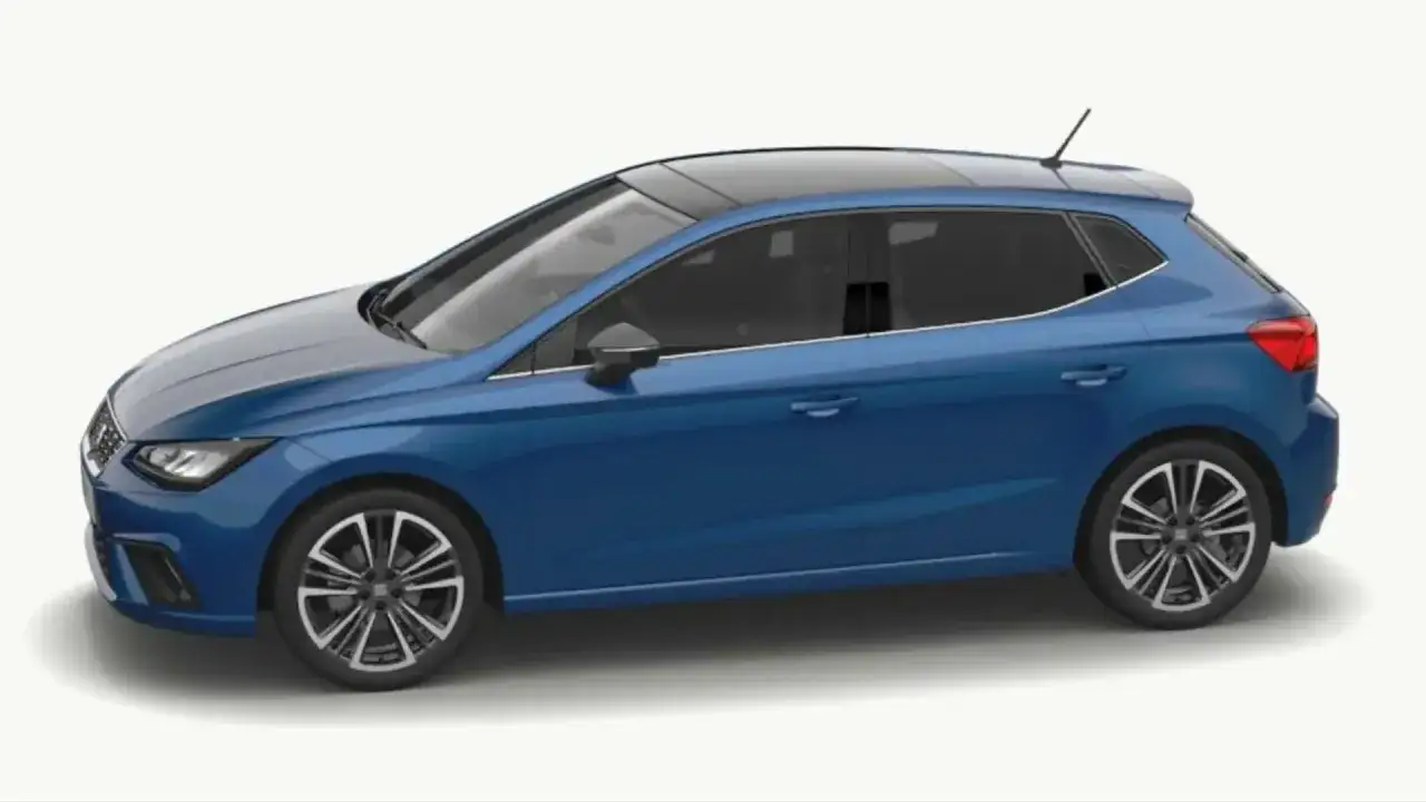 Un Seat Ibiza 1.0 TSI 95 CV azul con techo panor&aacute;mico. Opiniones sobre su dise&ntilde;o y rendimiento.