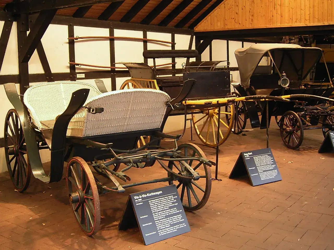 Im Museum Achse Rad und Wagen stehen historische Kutschen. Ein Vis-&agrave;-Vis-Korbwagen von 1880 ist prominent platziert.