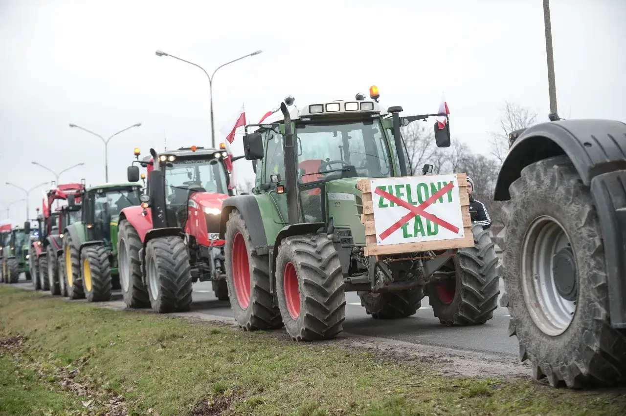 Traktory na drodze z tablicą 