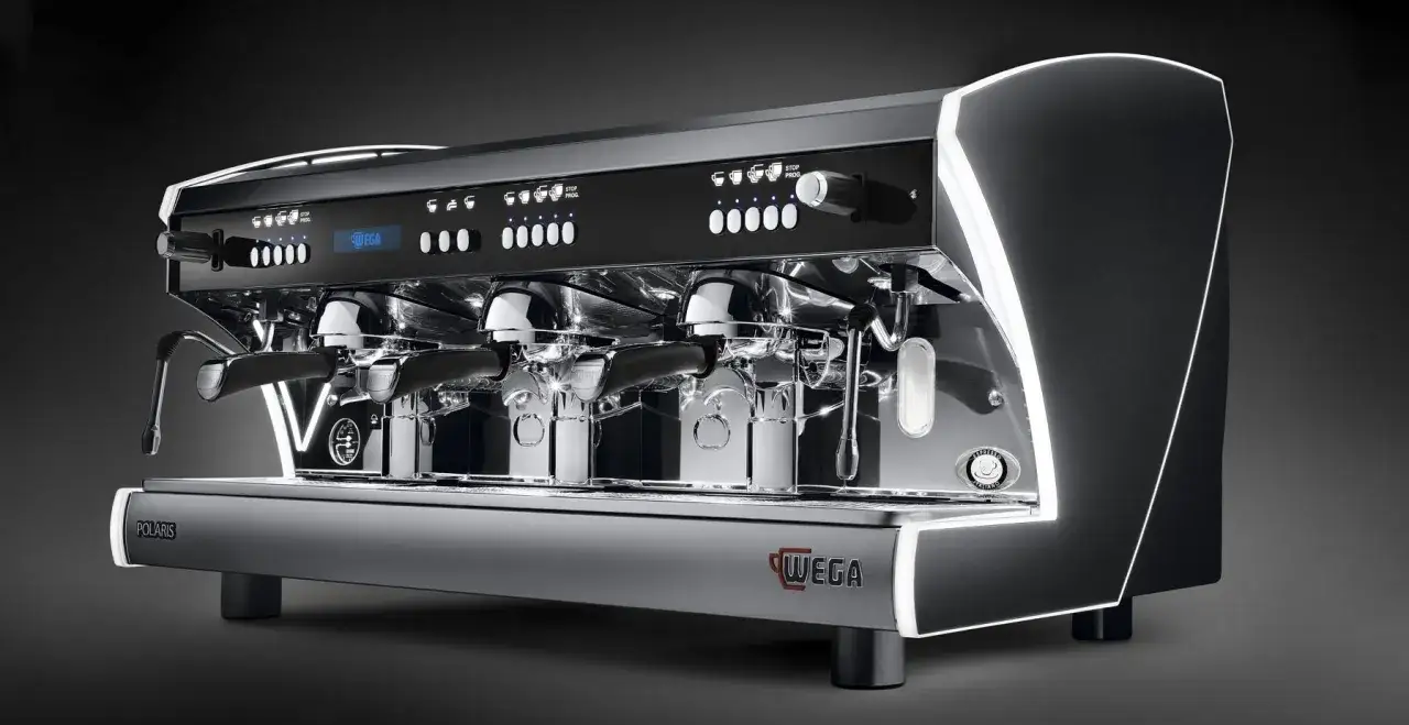 Macchina da bar professionale Wega, lucida e moderna, pronta a preparare caffè perfetti.