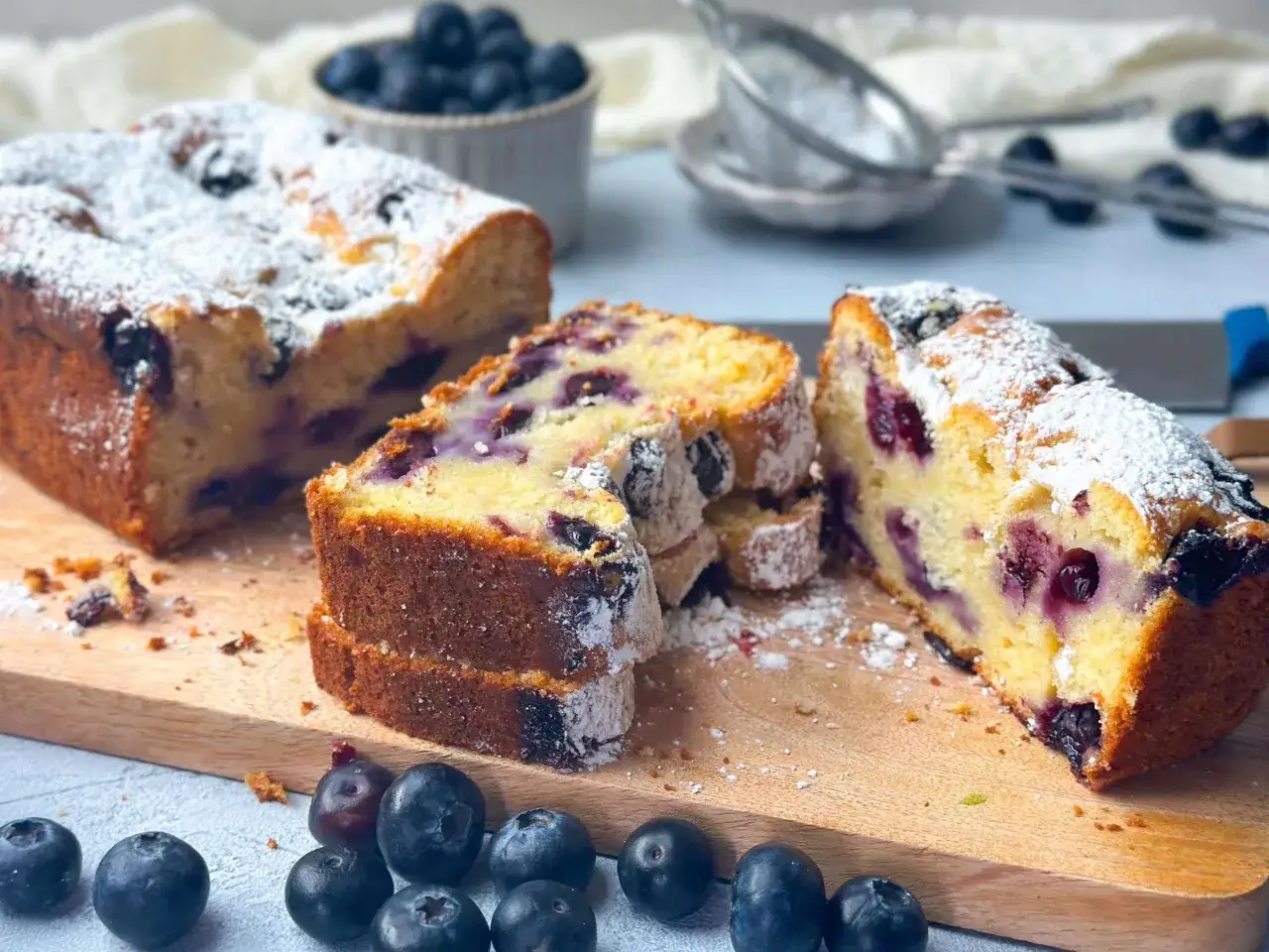 Saftiger skyr kuchen mit Blaubeeren, best&auml;ubt mit Puderzucker. Frisch gebacken und bereit zum Genie&szlig;en.