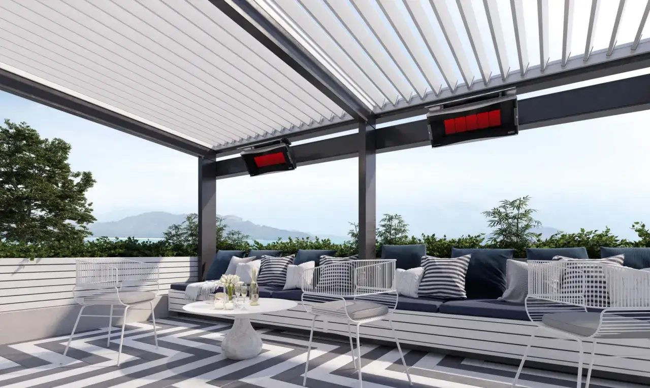 Terraza moderna con asientos cómodos y dos calentadores estancos instalados en el exterior, perfectos para disfrutar del paisaje.