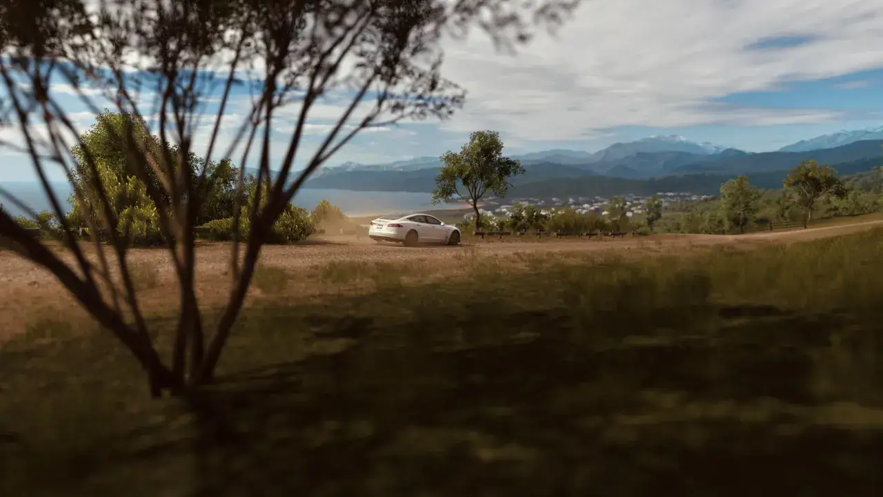 Biały samochód na tle górskiego krajobrazu z jeziorem, jak z gry Horizon 3.