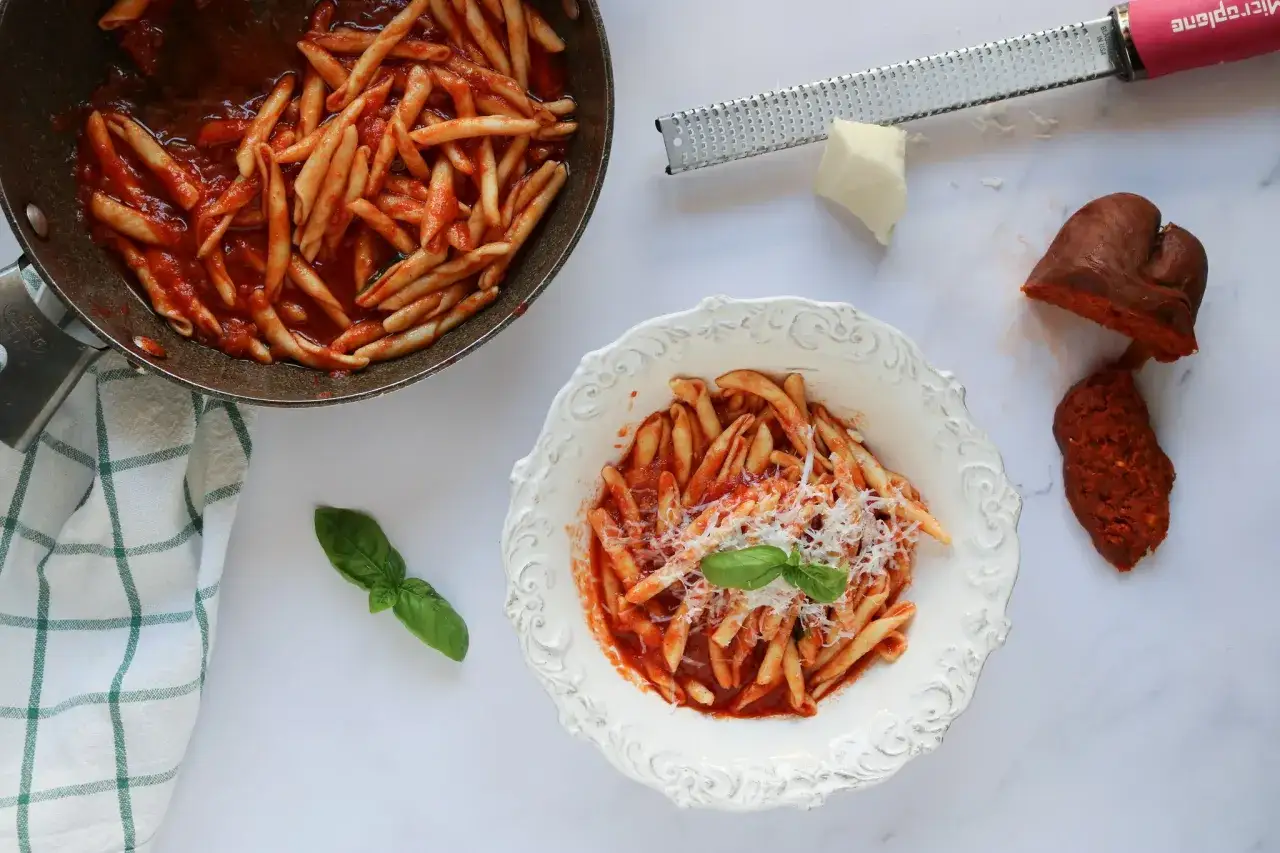 Pasta con nduja, un piatto piccante e saporito, pronto per essere gustato.