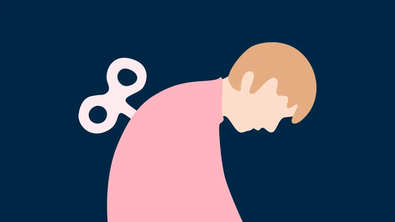 En person i rosa kläder med en uppdragsnyckel på ryggen, som symboliserar illamående utmattning.