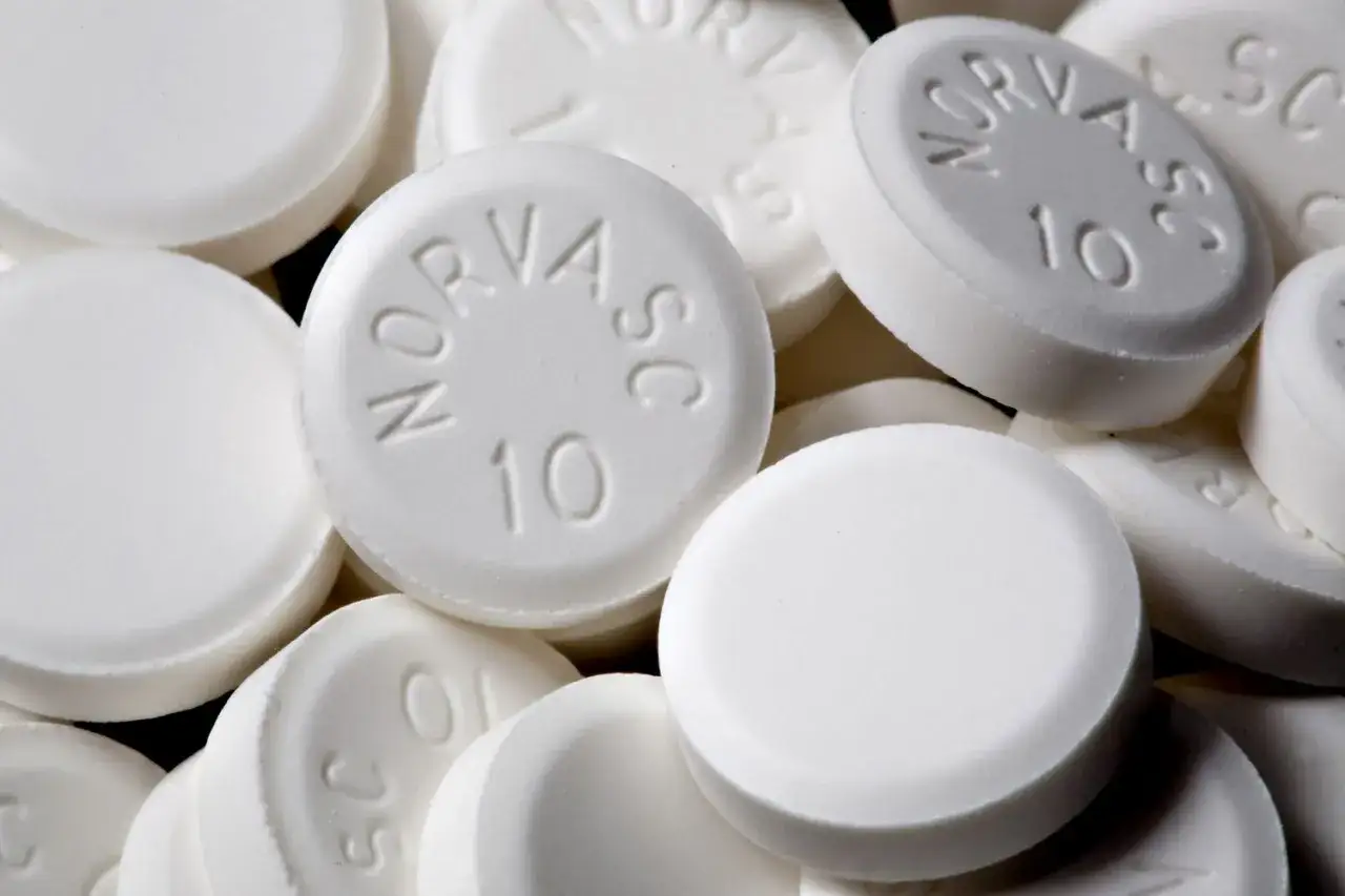 Wei&szlig;e Tabletten, eine davon mit 