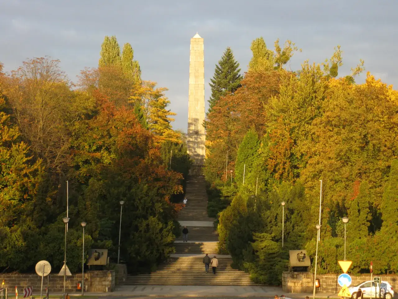 Rodzina piknikująca w Parku Cytadela w Poznaniu