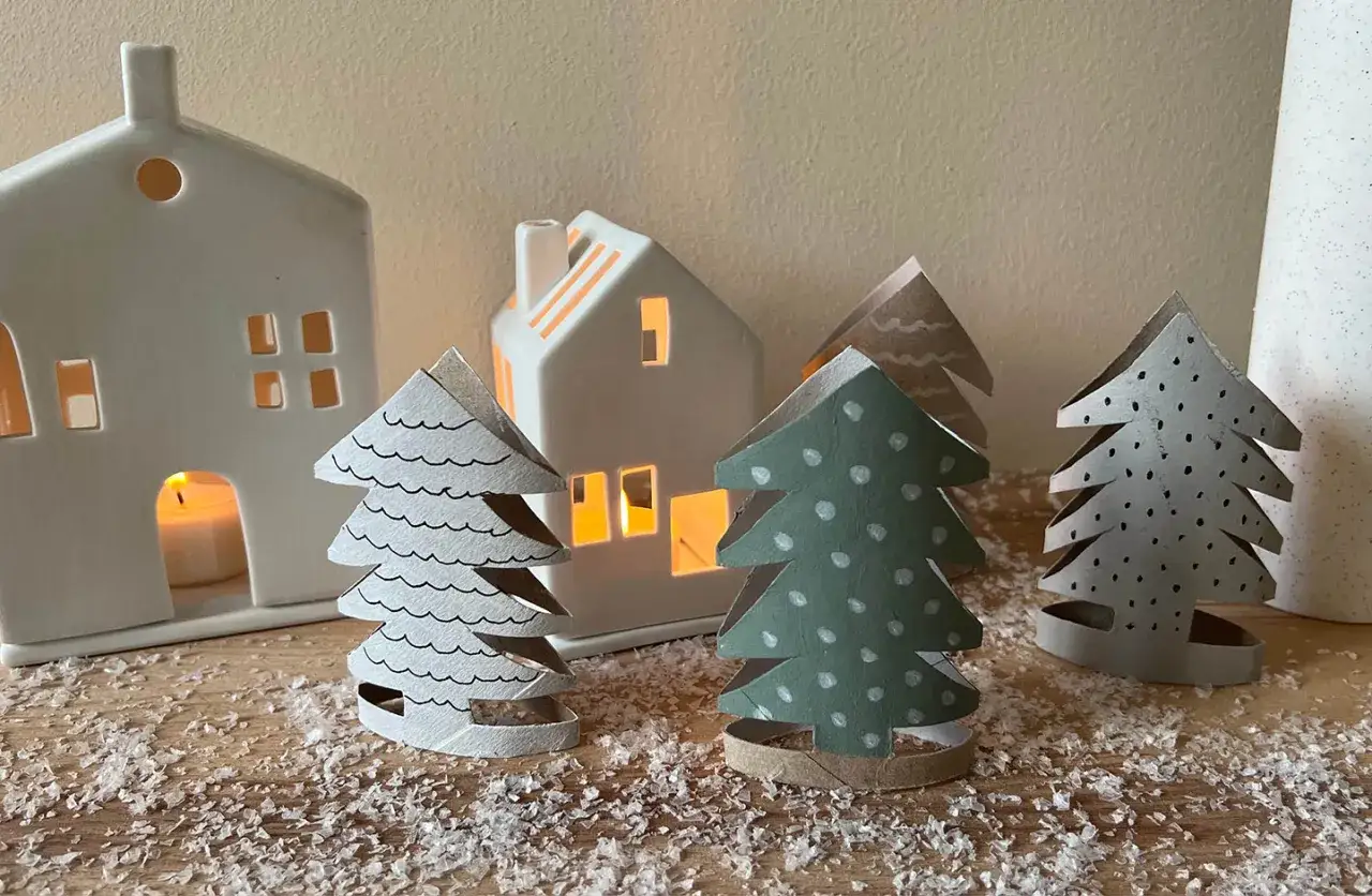 Bastelarbeiten f&uuml;r den Kindergarten: Weihnachtsb&auml;ume aus Papier und Kerzenh&auml;user schaffen eine festliche Atmosph&auml;re.