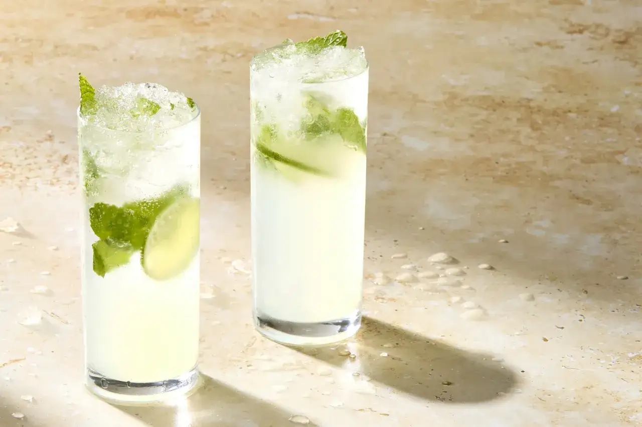 Deux mojitos rafra&icirc;chissants, remplis de glace pil&eacute;e, menthe et citron vert. Parfait pour une recette mojito d'&eacute;t&eacute;.
