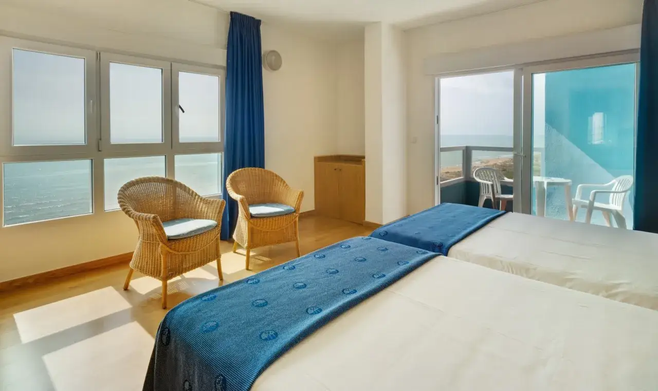 Habitación con dos camas y vistas al mar. Las **hotel playas de Guardamar opiniones** son muy positivas sobre estas estancias.
