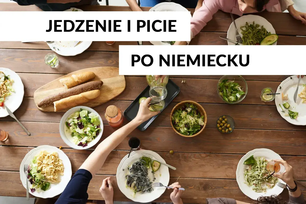 Jedzenie i picie po niemiecku. Stoły pełne sałatek, makaronów i pieczywa, ludzie jedzą i piją.