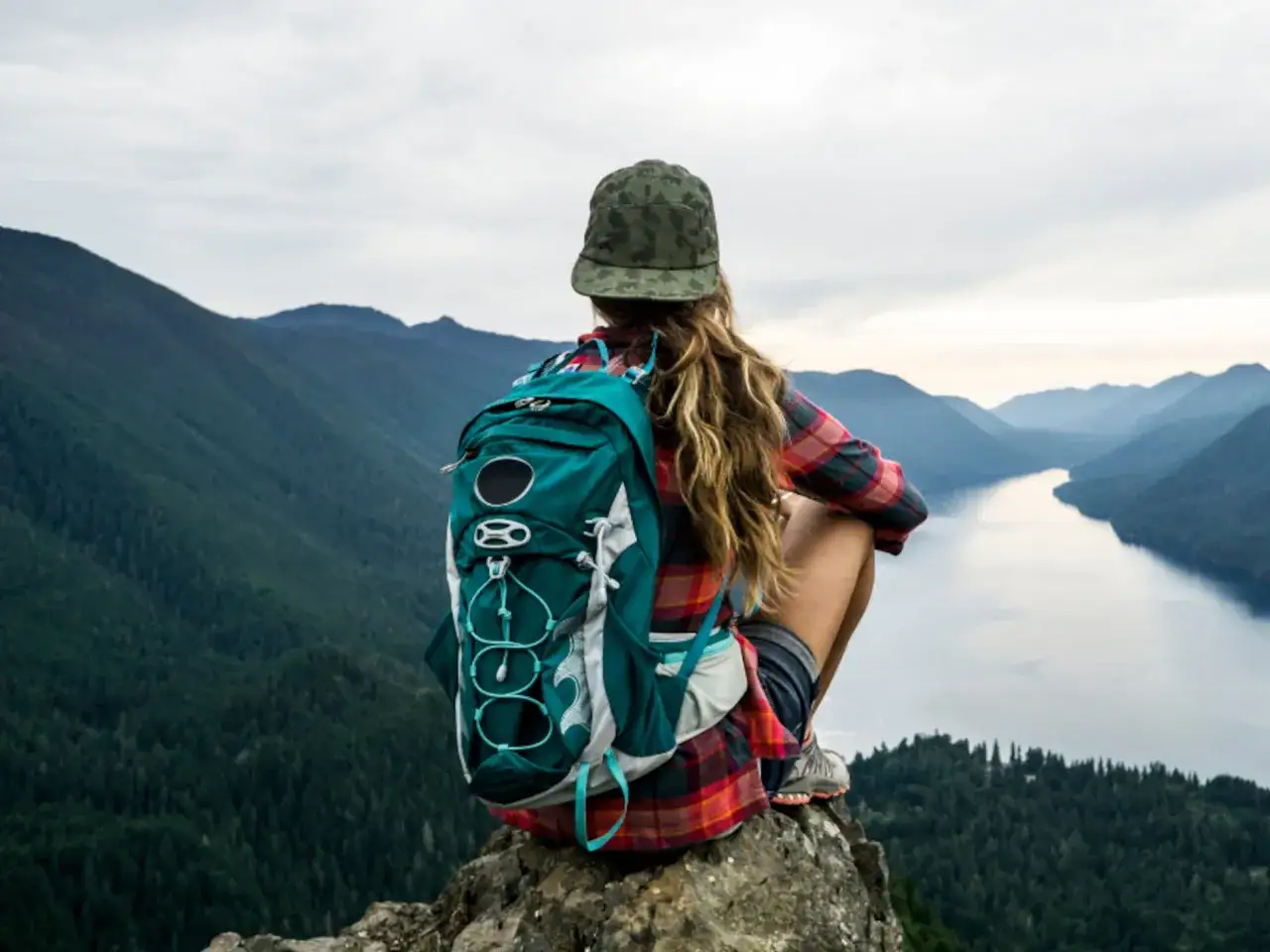 Mujer con mochila, lista para la aventura. Sus bolsas de transporte est&aacute;n bien preparadas para el viaje.