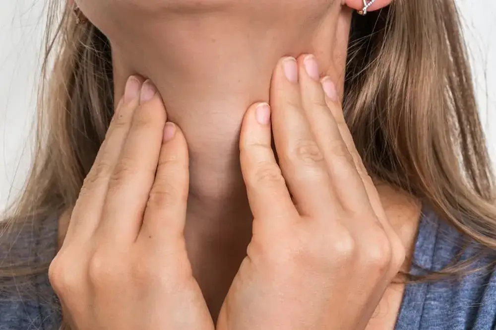 Zdjęcie Czy kobiety mają jabłko adama? Zaskakujące fakty o grdyce u kobiet
