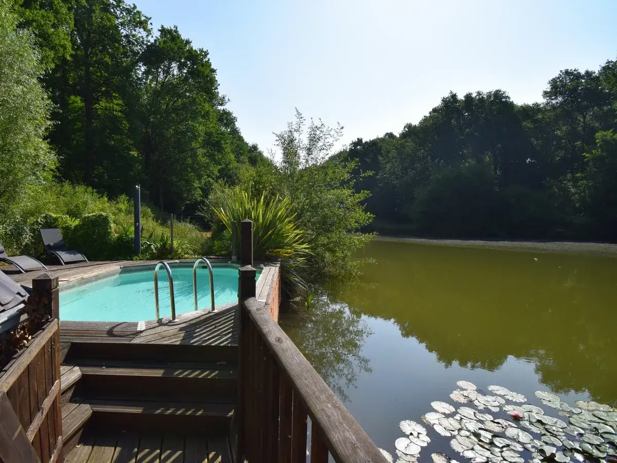 Location chalet avec &eacute;tang p&ecirc;che priv&eacute; en Alsace. Piscine priv&eacute;e et &eacute;tang paisible entour&eacute;s de verdure.
