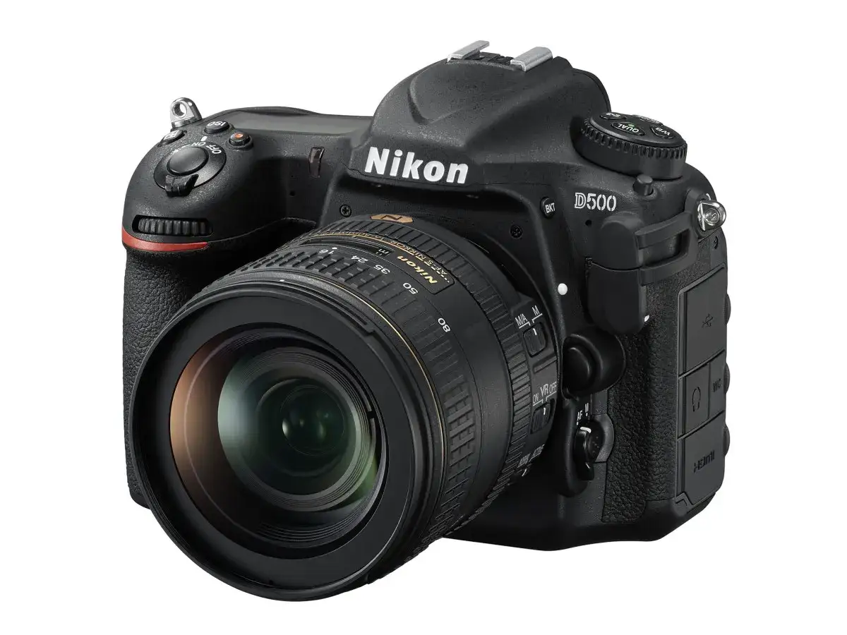 Nikon D500 z obiektywem. Idealna lustrzanka na początek dla każdego pasjonata fotografii.