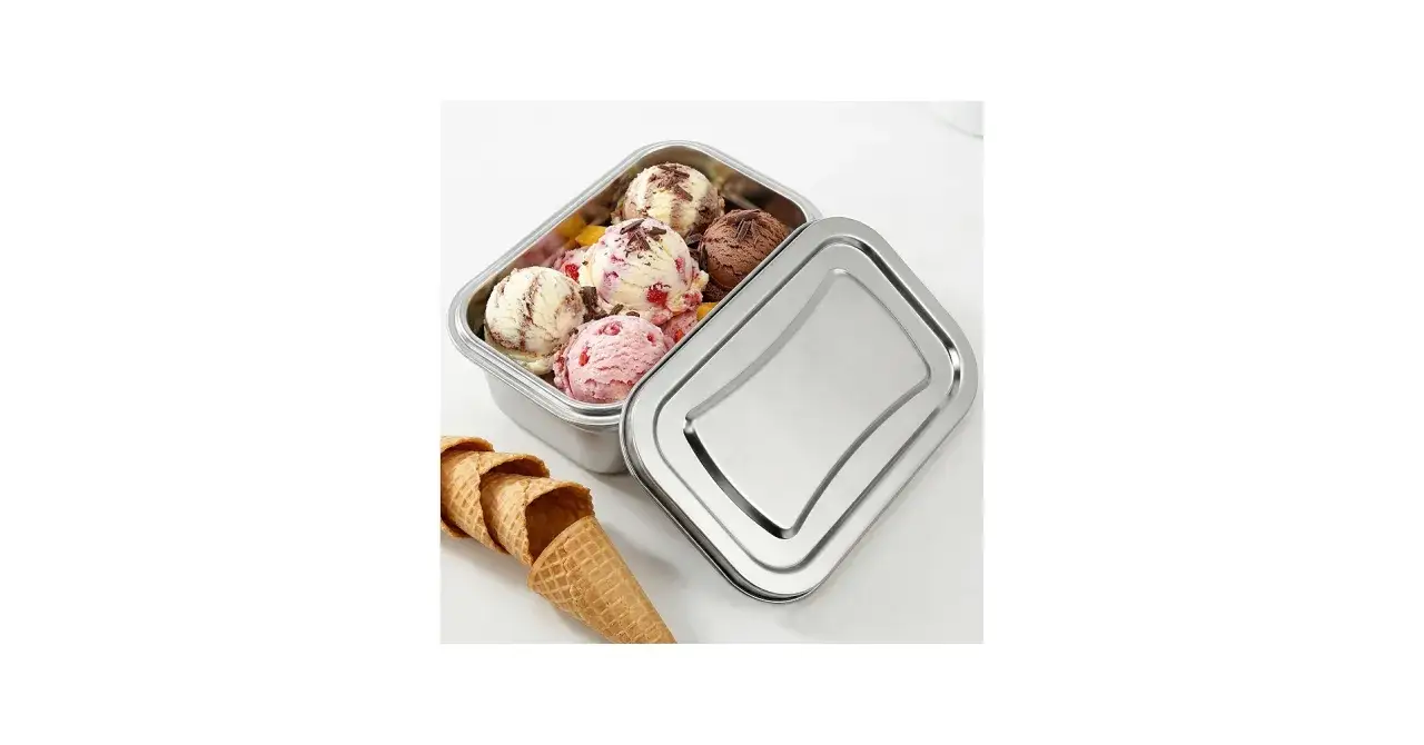 Sch&uuml;ssel mit verschiedenen Kugeln, was ist gelato? Erdbeer-, Vanille- und Schokoladeneis, dane drei Waffeln.