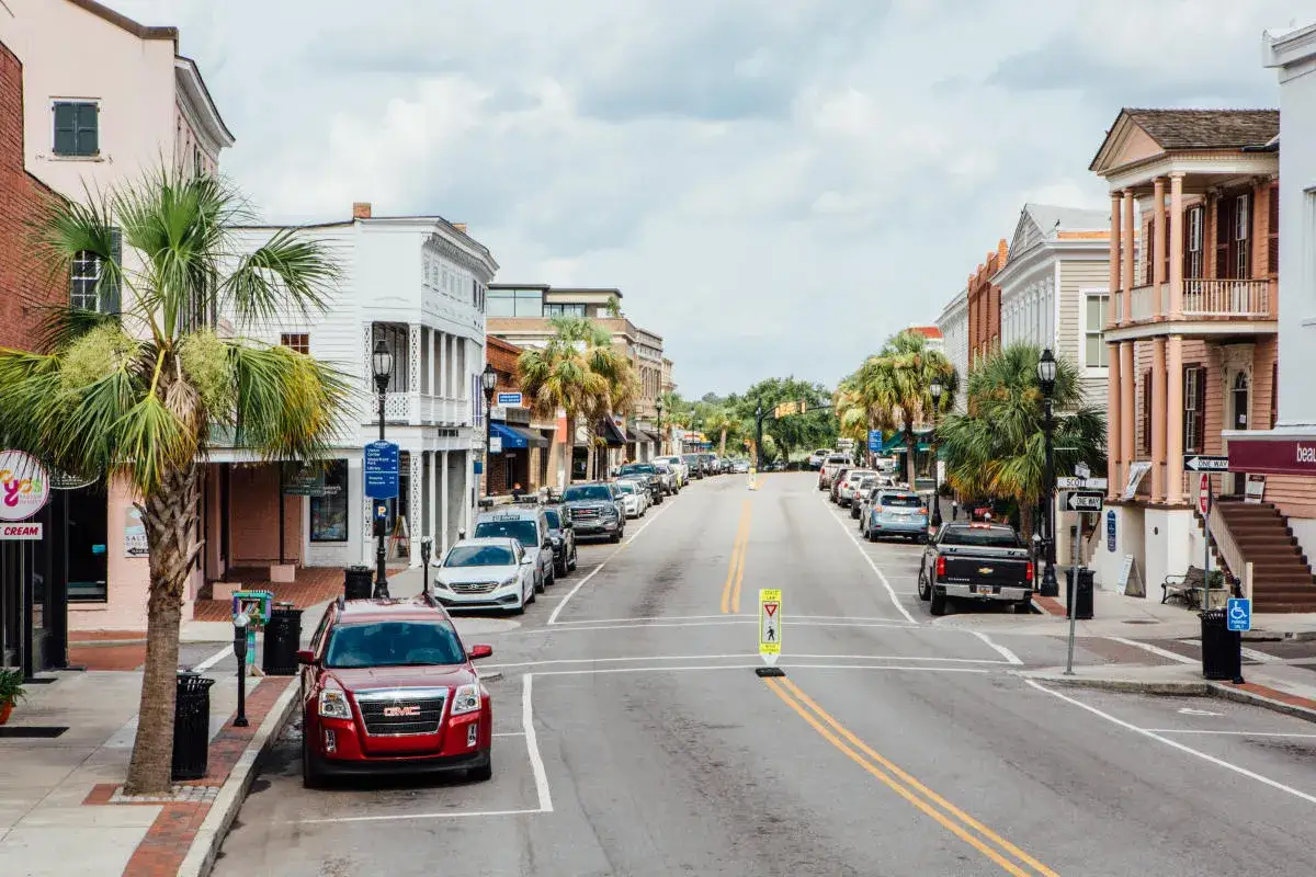 A picturesque street in Beaufort, SC, lined with historic buildings and palm trees, perfect for exploring all the things to do.