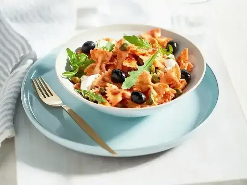 Sałatka z pesto rosso i warzywami